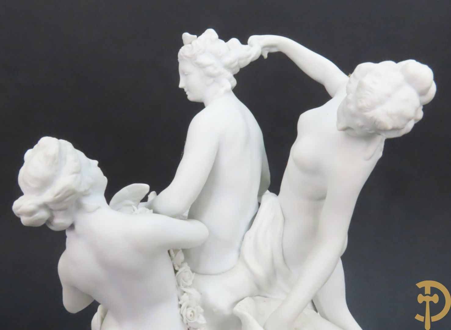 Porseleinen sierbeeld met 4 naakte dames en cupido bezet met bloemenkransen, Sèvres gemerkt
