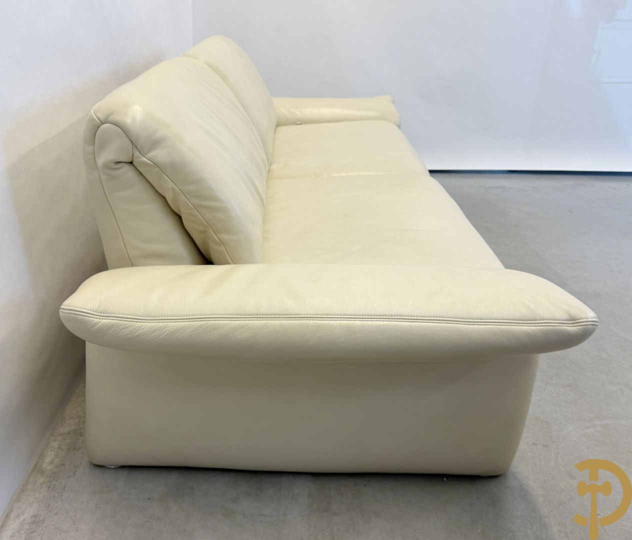 Salonensemble Koinor bestaande uit 3 elementen waarvan groot element met uittrekbaar voeteinde en twee tweezits