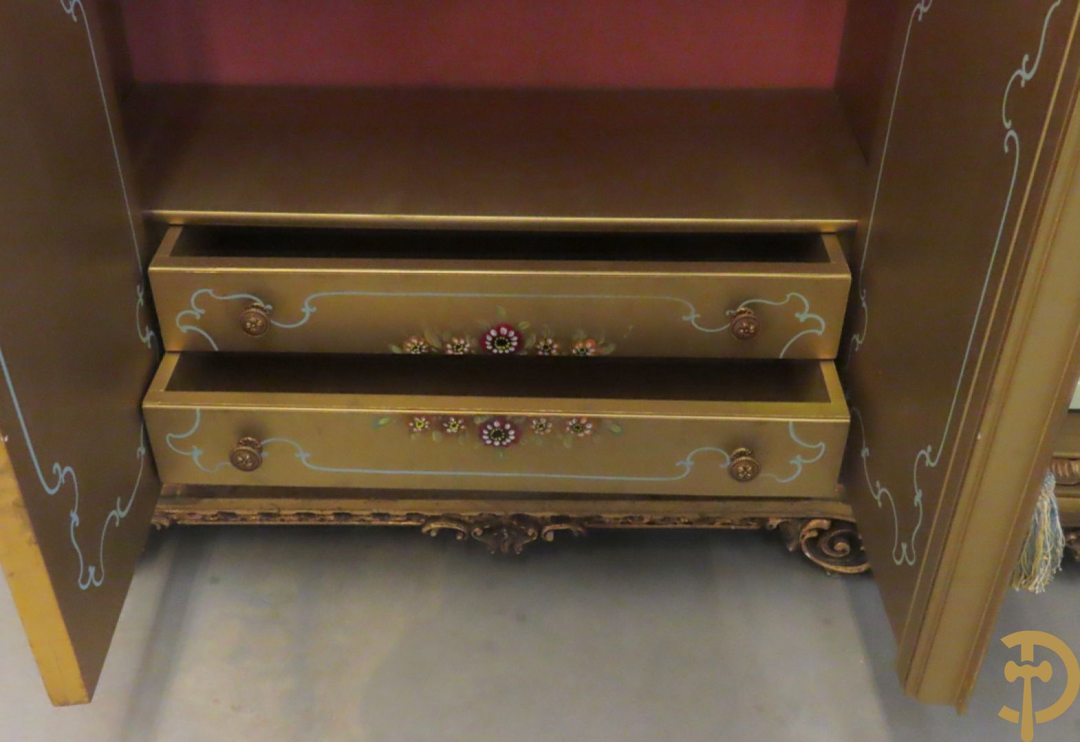 Uitzonderlijke vergulde Louis XV eetkamer bestaande uit vijfdeursdressoir met voluutvormige accanthusranken en rocailles, beschilderd met bloemenmotieven en centraal tafererel met hoornen des overvloeds + bijhorende spiegel vergulde tafel op voluutvormige poten met zes bijhorende stoelen + vitrine met accanthusranken en centrale deur, op voluutvormige poten