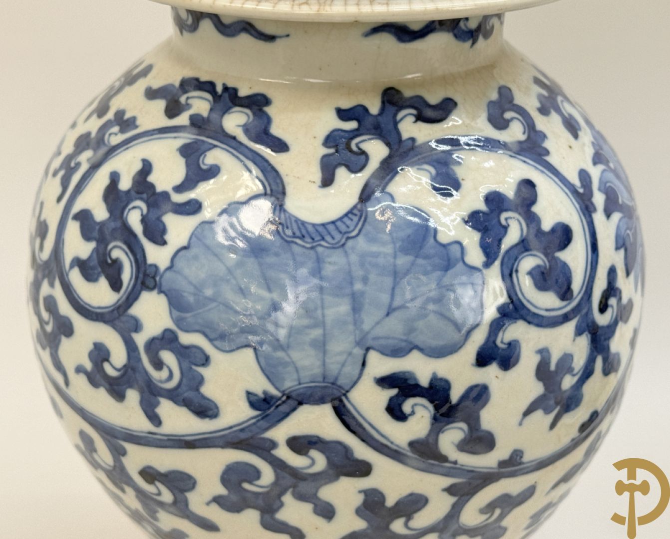 Paar Chinese dekselpotiches in blauw wit porselein met bloemendecor en accanthusranken