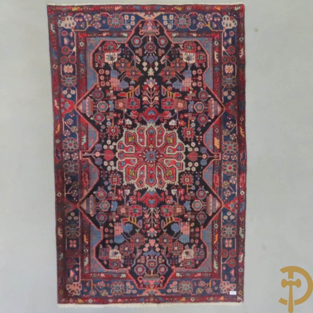 Handgeknoopt oosters tapijt met decor van bloemen in amfoor