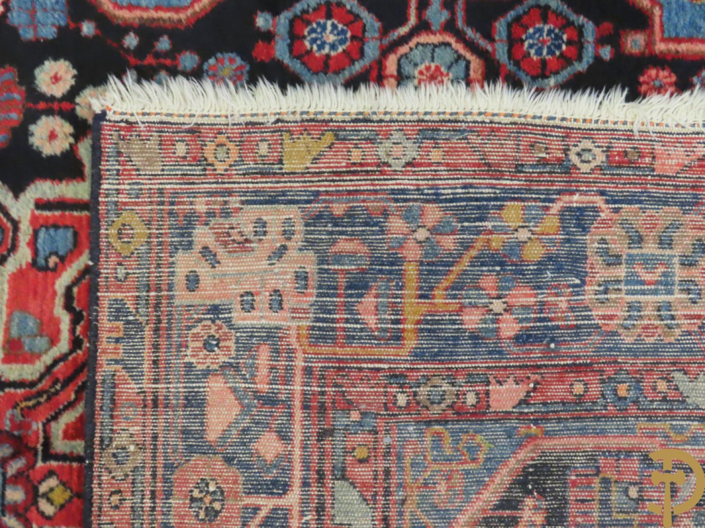 Handgeknoopt oosters tapijt met decor van bloemen in amfoor