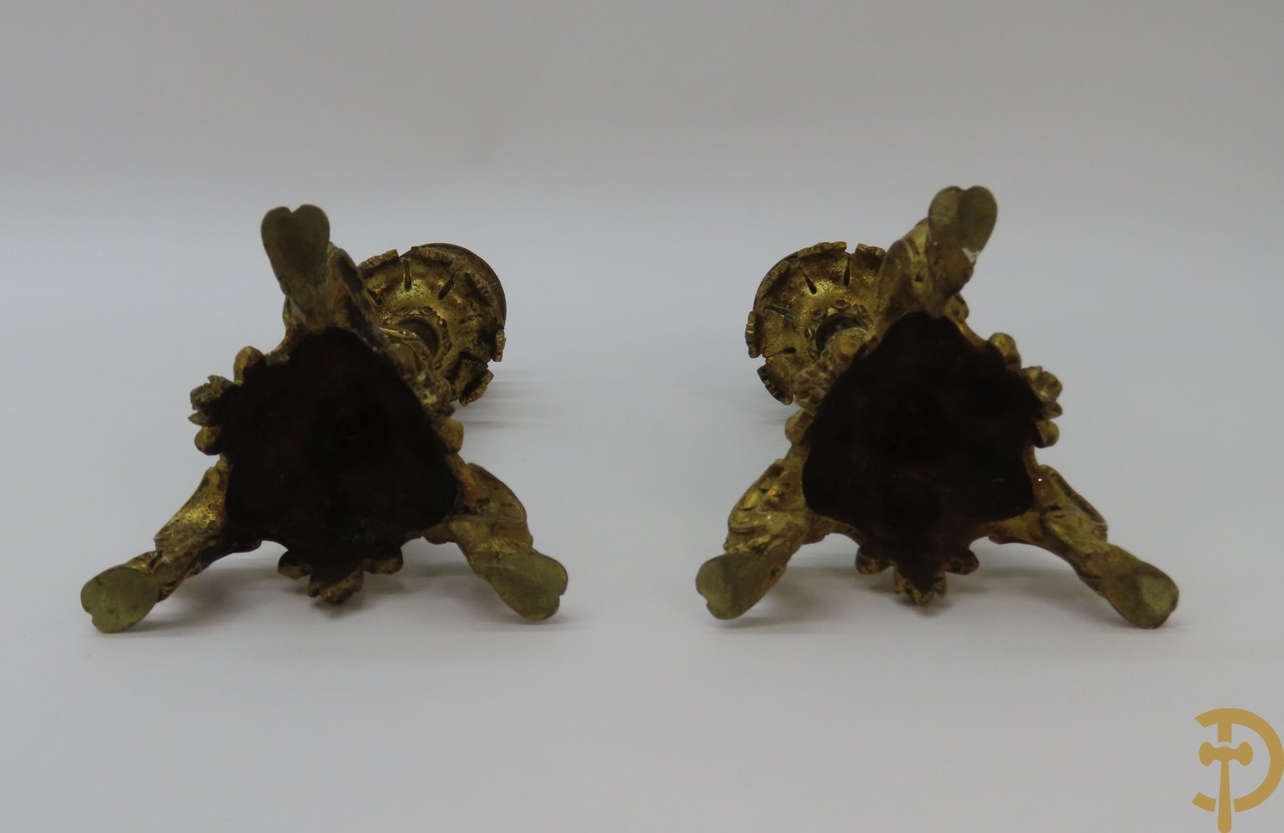 Paar vuurvergulde bronzen kandelaars met zwarte stijl op 3 bokkepootjes