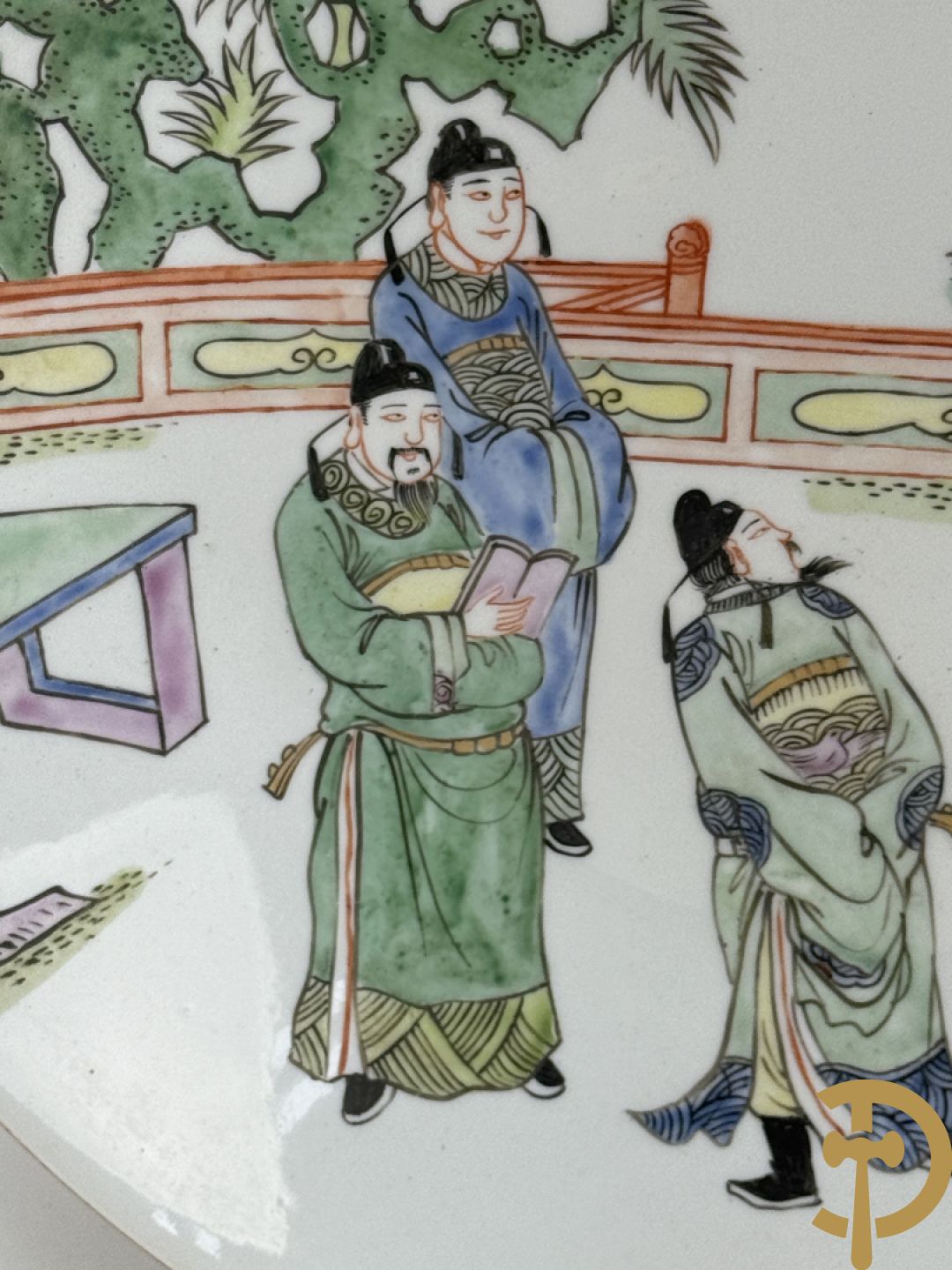 Porseleinen Chinese schotel met decor van wijsgeren in landschap