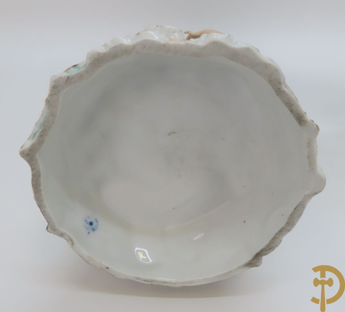 Paar meerkleurige porseleinen beelden van romantisch koppel , onderaan gemerkt