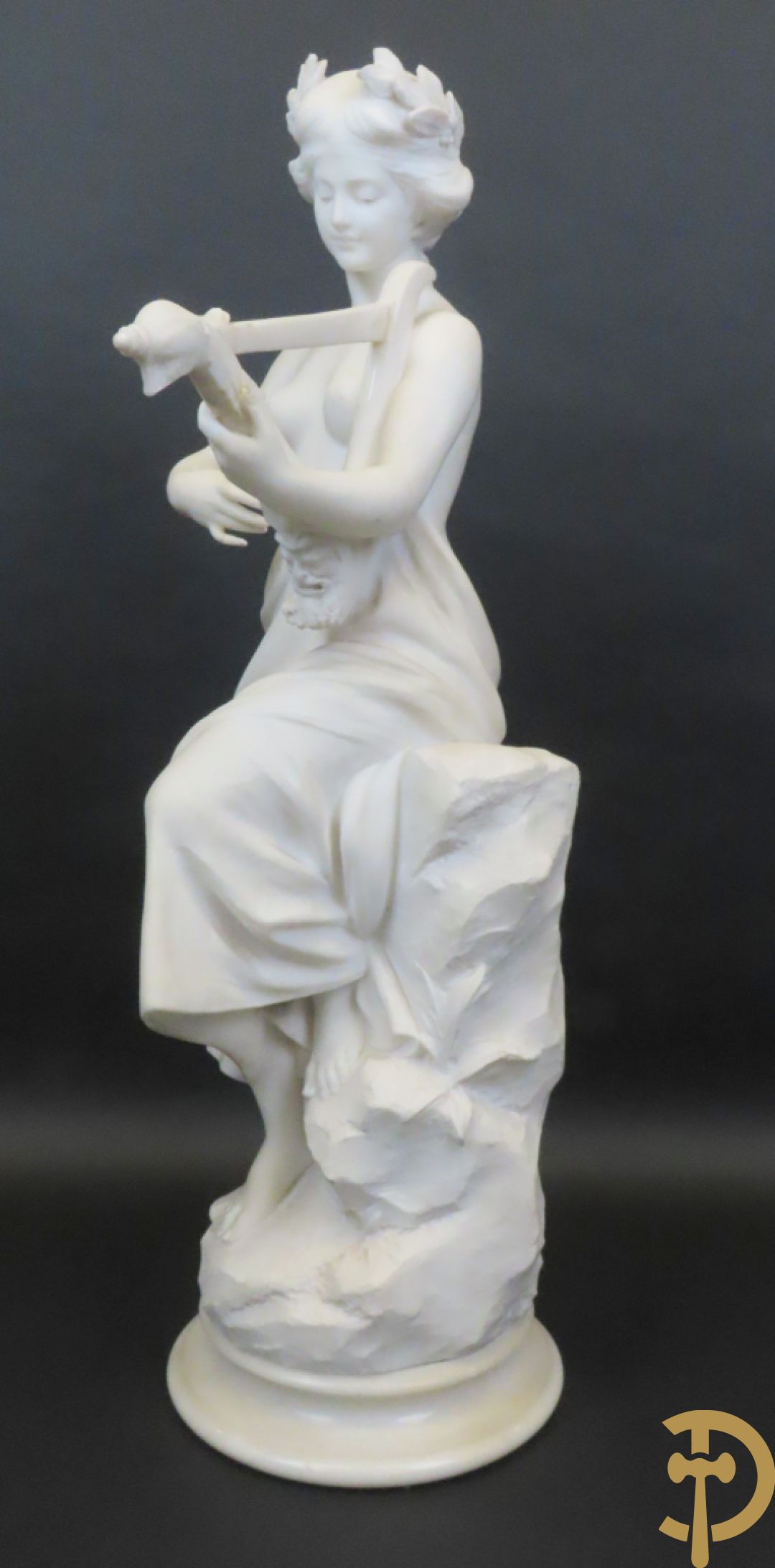 Prof. Fagioli Firenze getekend : Witte marmersculptuur van zittende dame met ontblote boezem met muziekinstrument