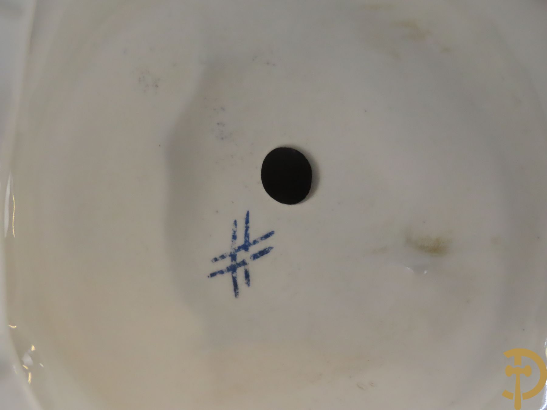 Twee porseleinen vijfarmige kandelaars met cupido