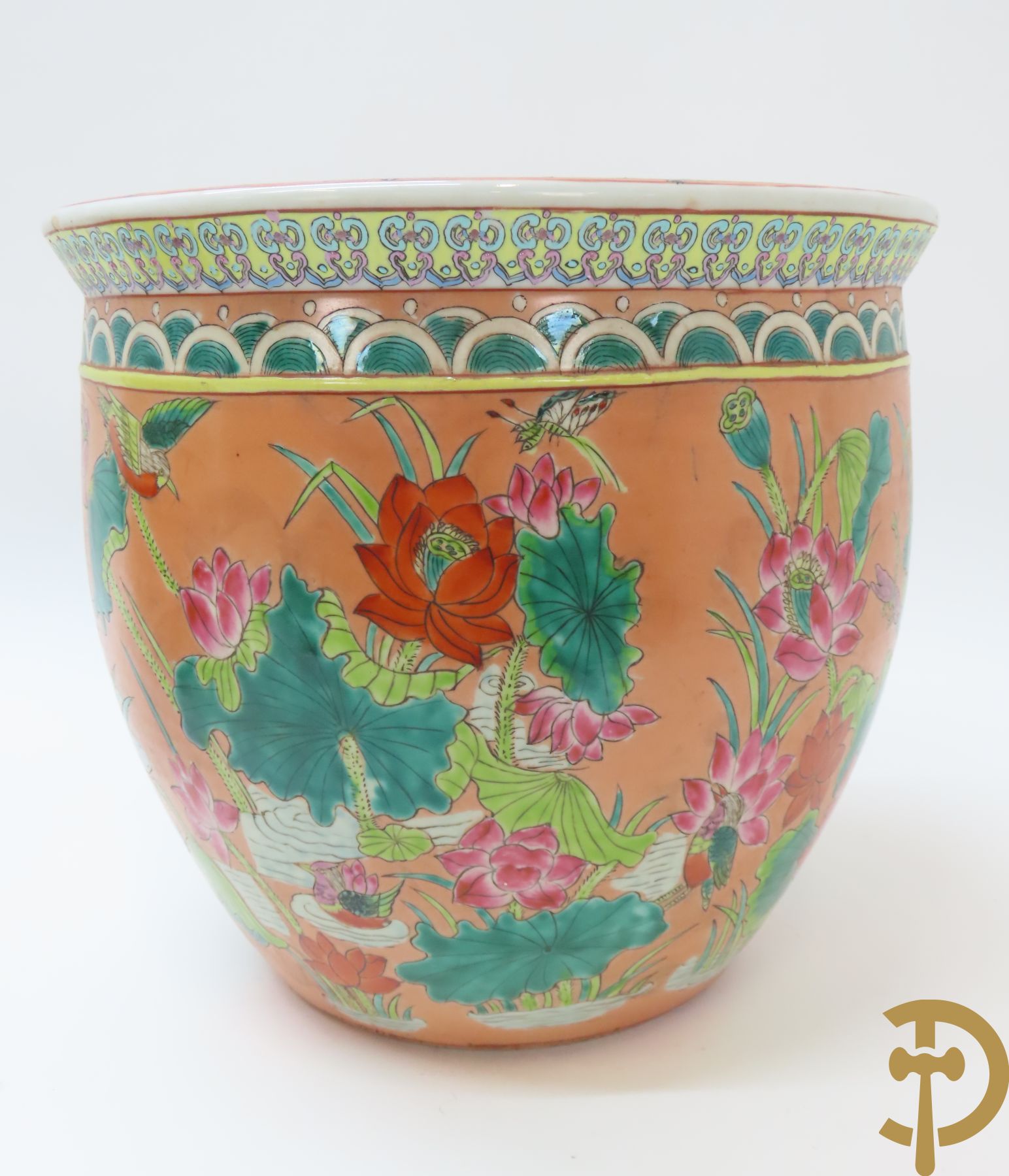 Paar Chinese porseleinen cachepots met bloemendecor en binnenin met visdecor