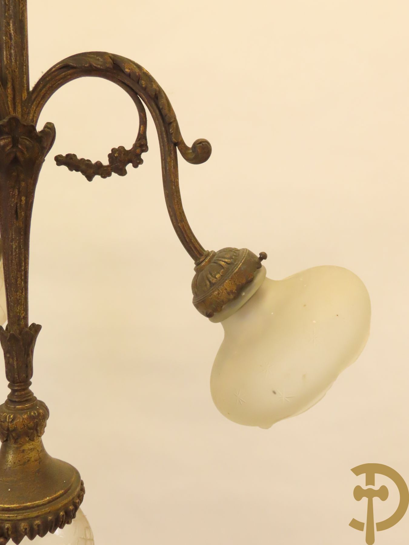 Paar bronzen vierarmige luchters met accanthusranken