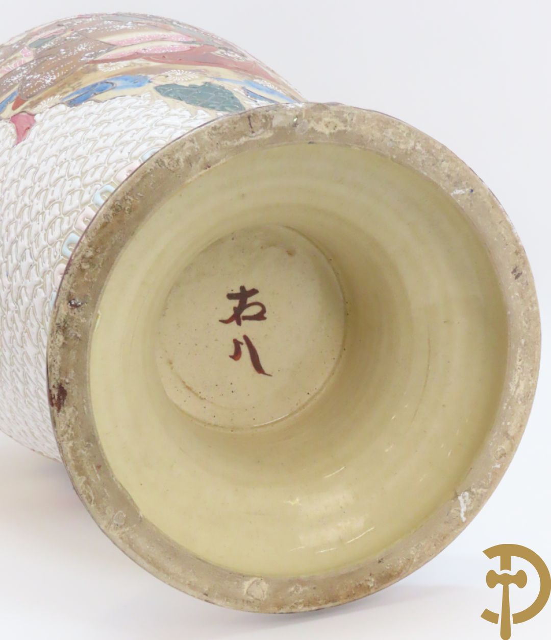 Paar Japanse Satsumat vazen met kijgerdecor en geanimeerde scènes, zijdelings met vogels bezet