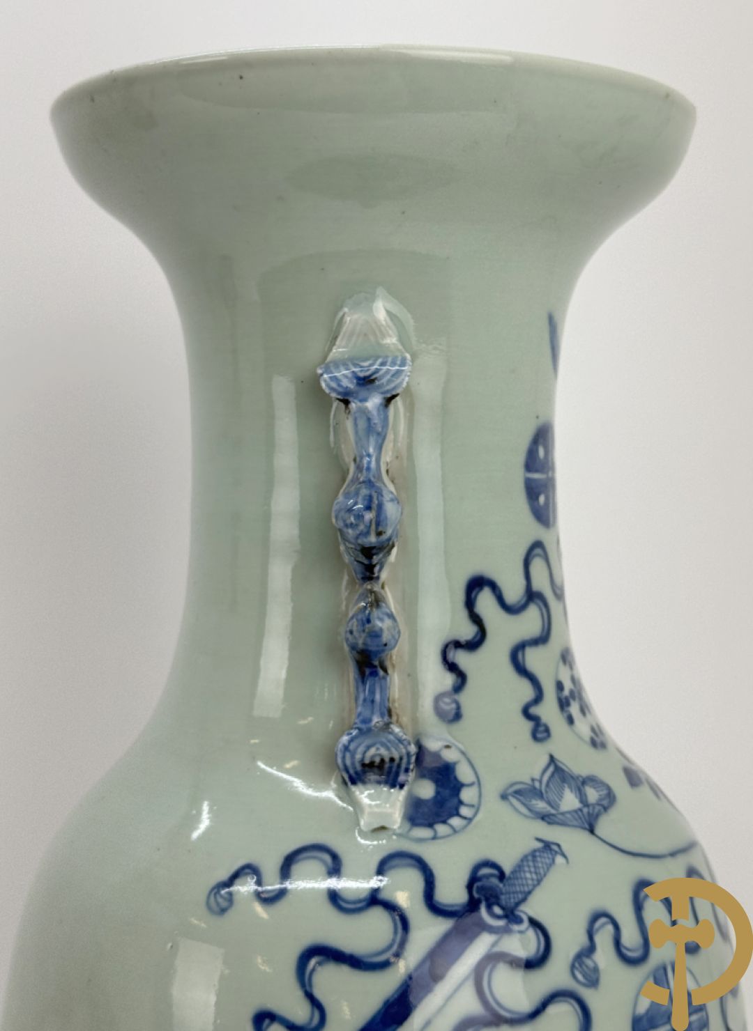 Chinese porseleinen celadon vaas met antiquiteitendecor