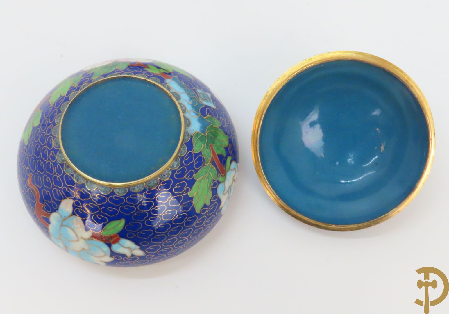 Potiche in cloisoné techniek met decor van draken en olifanten + blauwe cloisoné vaas met bloemendecor op sokkel + kleine cloisoné cachepot + cachepot met drakendecor