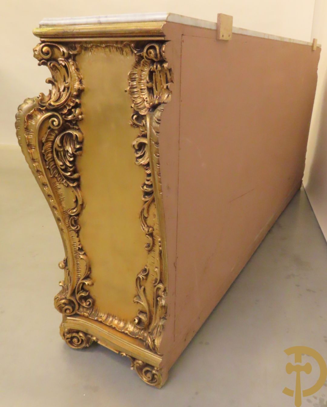 Uitzonderlijke vergulde Louis XV eetkamer bestaande uit vijfdeursdressoir met voluutvormige accanthusranken en rocailles, beschilderd met bloemenmotieven en centraal tafererel met hoornen des overvloeds + bijhorende spiegel vergulde tafel op voluutvormige poten met zes bijhorende stoelen + vitrine met accanthusranken en centrale deur, op voluutvormige poten