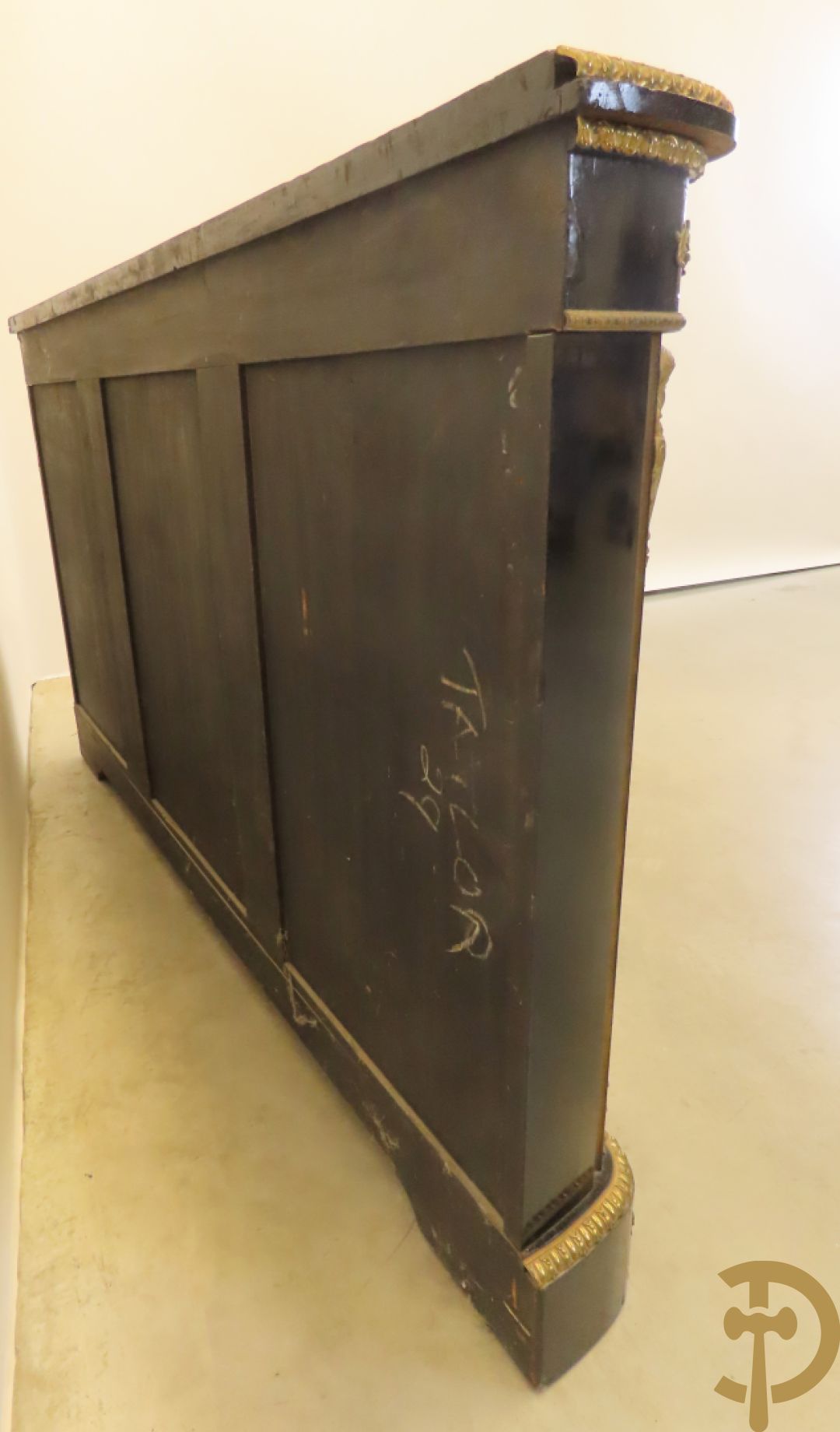 Napoleon III dressoir, centraal met bronnen plakkette omgeven door Louis XVI strik, met 2 zijdelingse vitrines met gebogen glas - stijlen bezet met bronzen dameshoofden