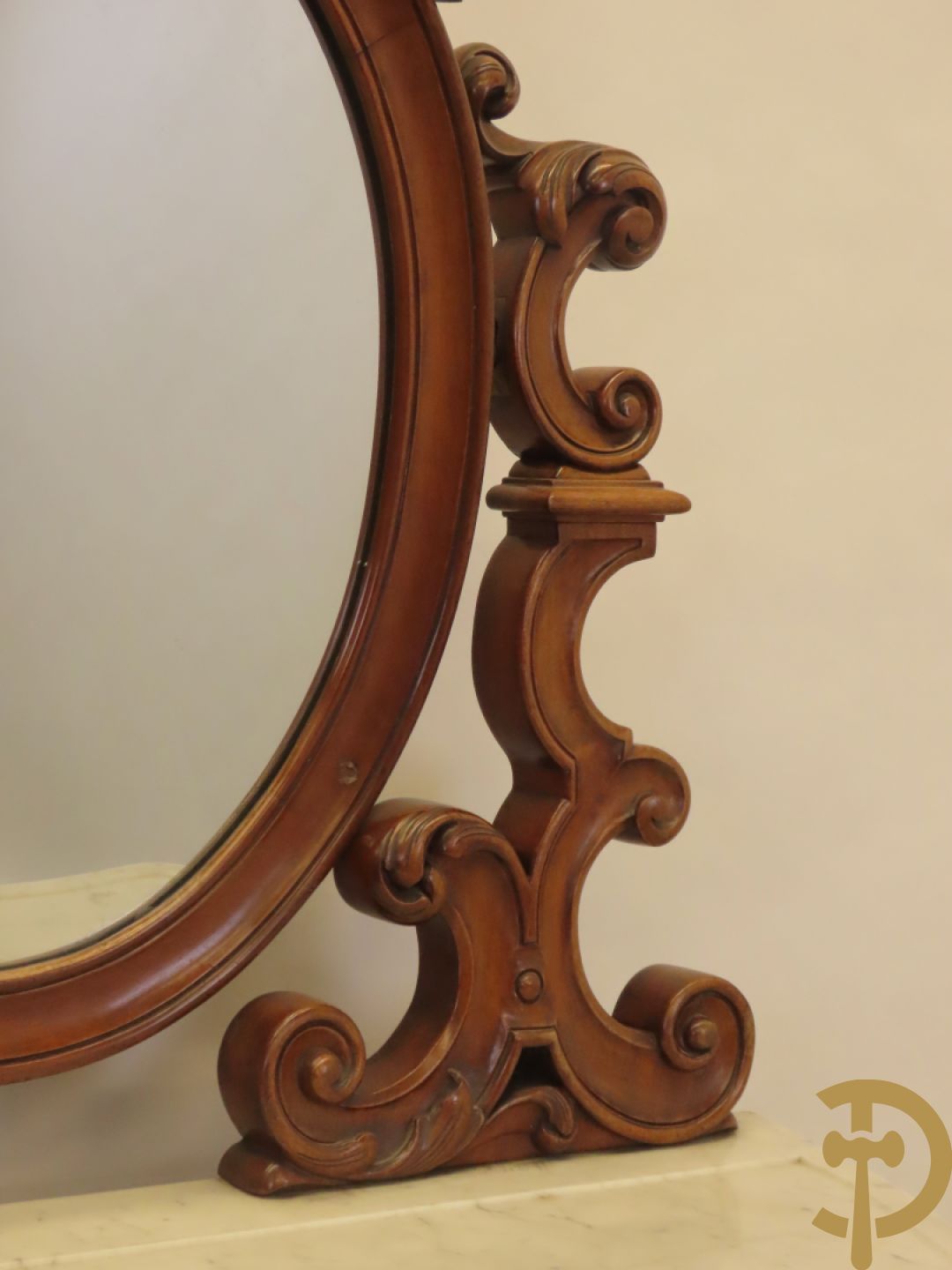 Opschiktafel Louis Philippe met accanthusranken, ovale spiegel en marmeren blad op voluutvormige poten