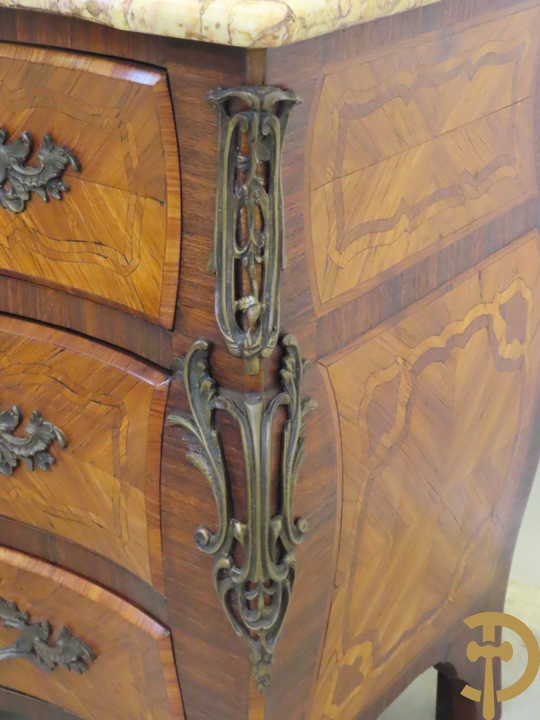 Gegalbeerde vierladencommode met bronsbeslag, marqueterie en marmeren blad