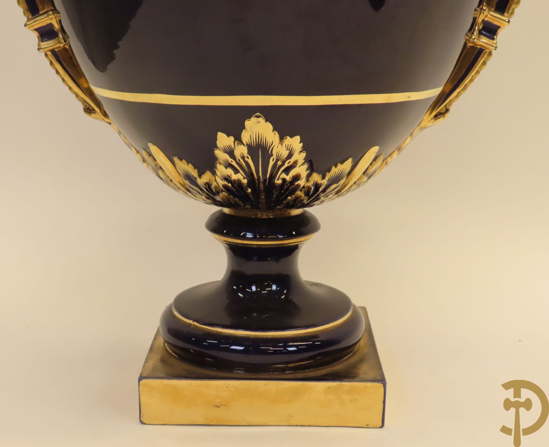 Grote kobaltblauwe porseleinen siervaas met deksel en accanthusranken opzij