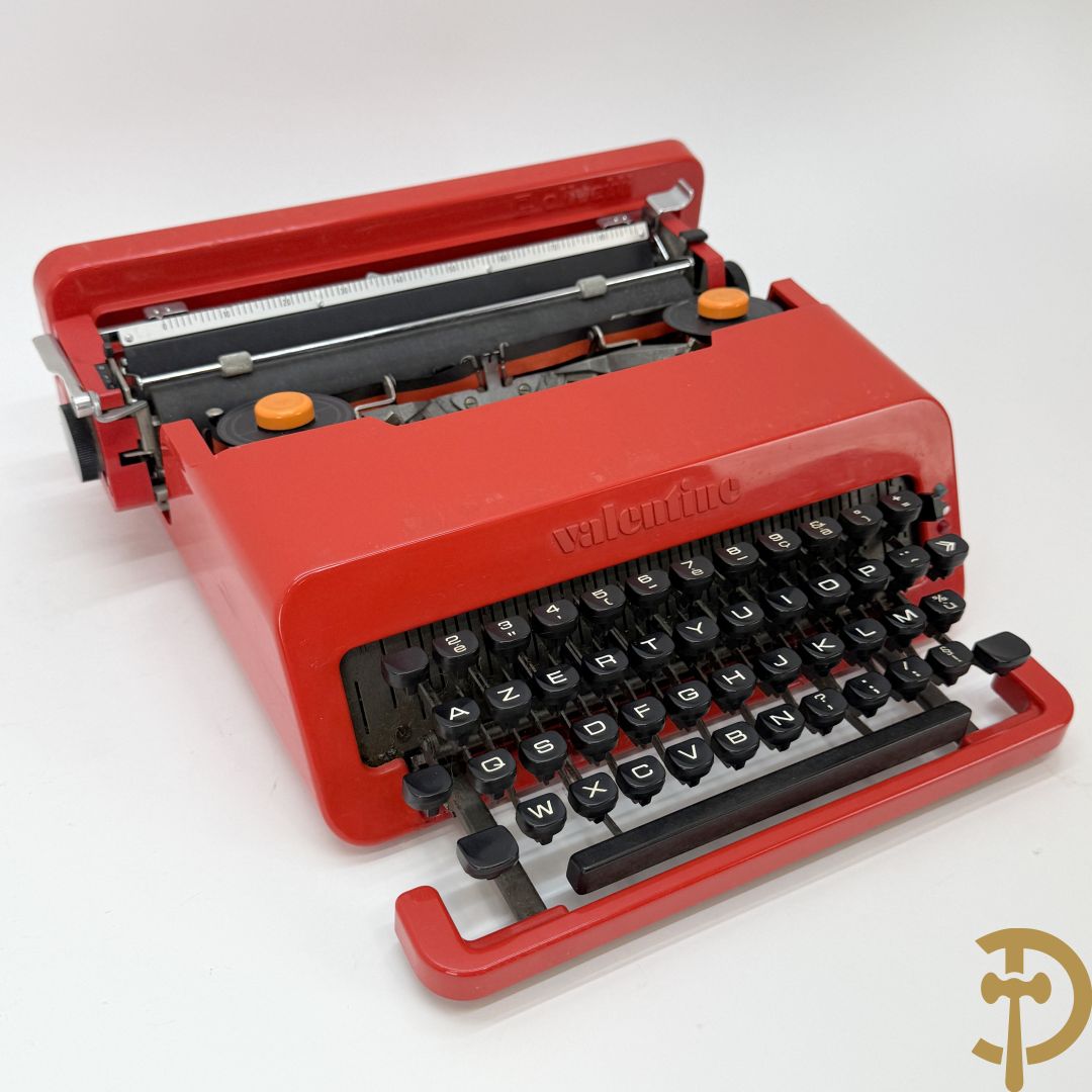 Typmachine in design plexi uitvoering door Olivetti 