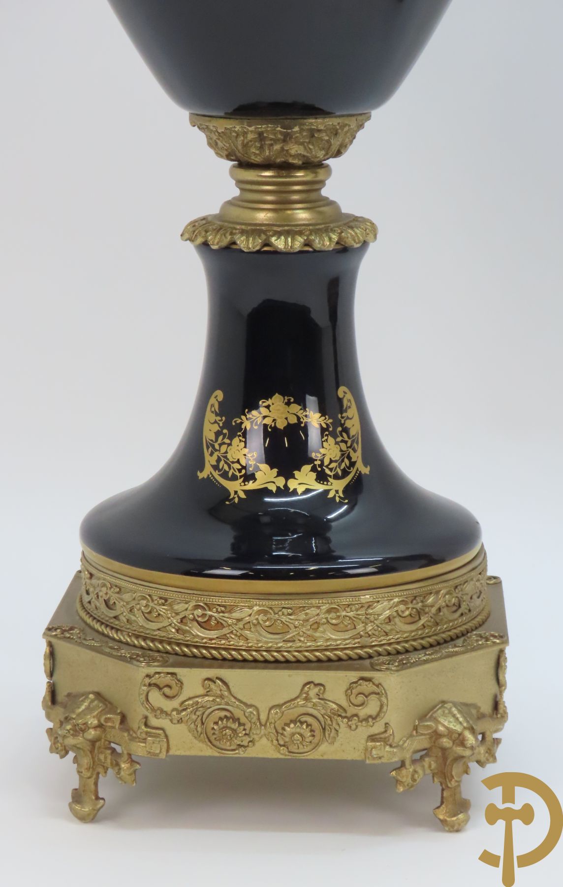 Paar Sèvres stijlvazen met geanimeerd romantisch decor, zijdelings bezet met bronzen medusahoofden, Rouly getekend