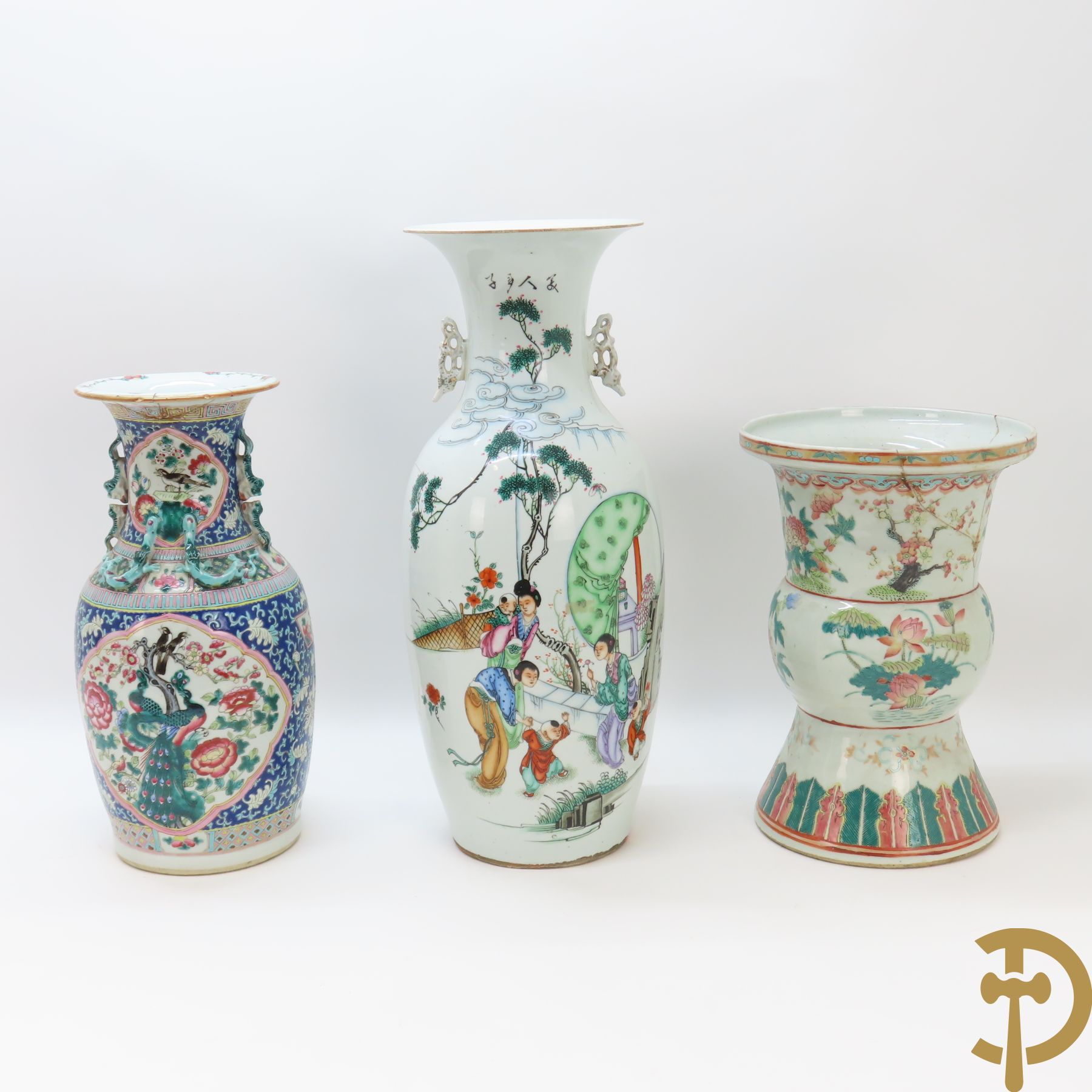 Chinese porseleinen vaas met fenixdecor en fo honden bezet op blauwe fond + Chinese porseleinen vaas met bloemendecor + Chinese porseleinen vaas met decor van geisha in landschap