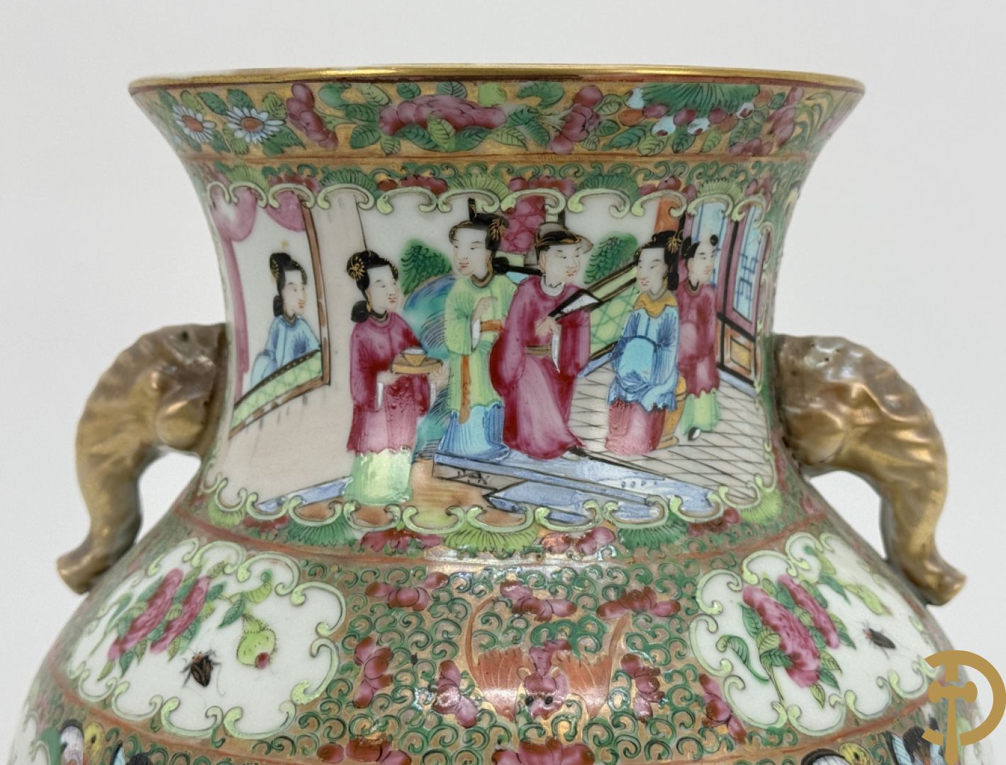 Chinese porseleinen Kantonvaas met geanimeerde taferelen, bloemen, vogel en vlinderdecor