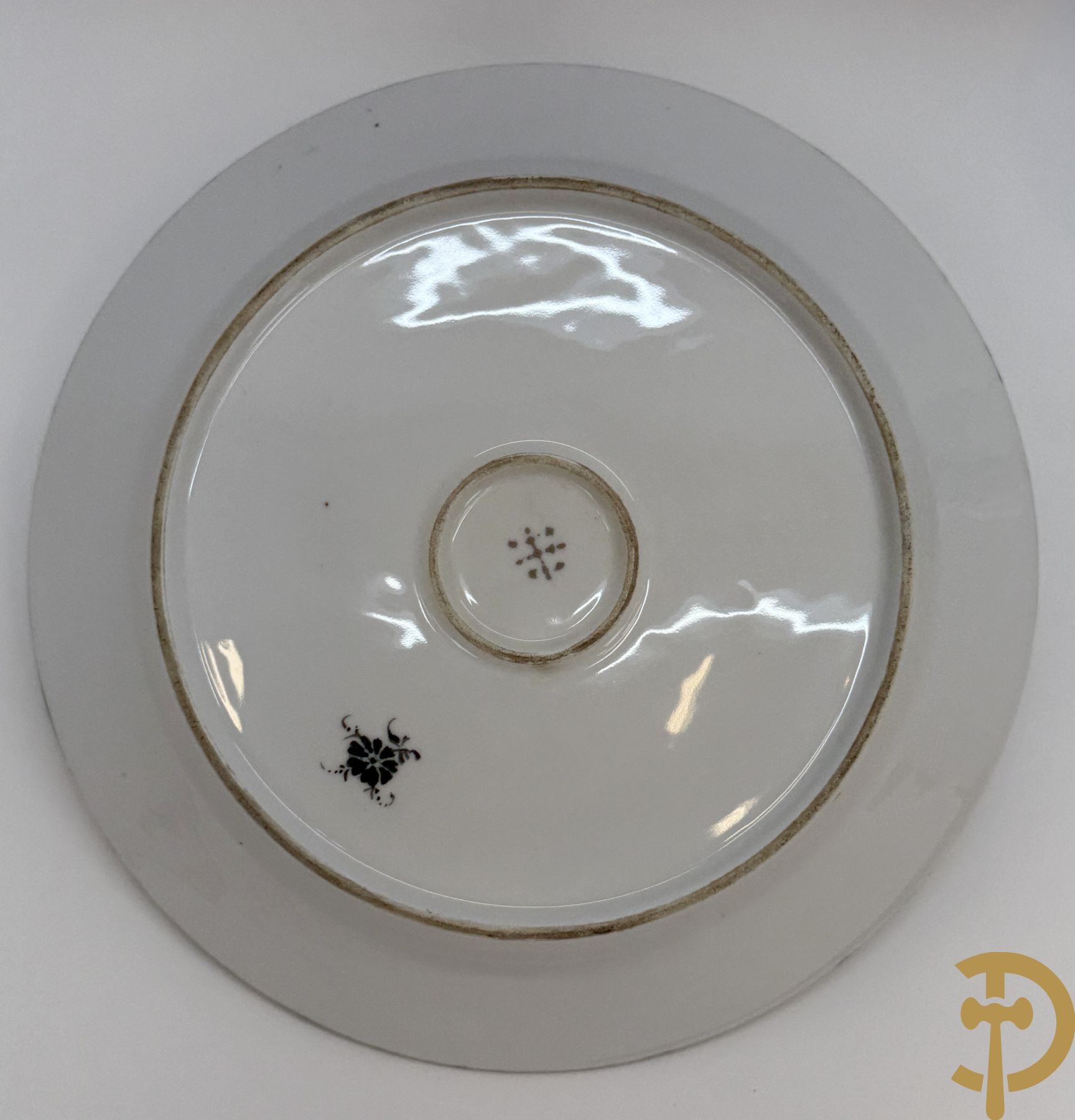 Paar handgekleurde Franse porseleinen borden met vogeldecor, 19e