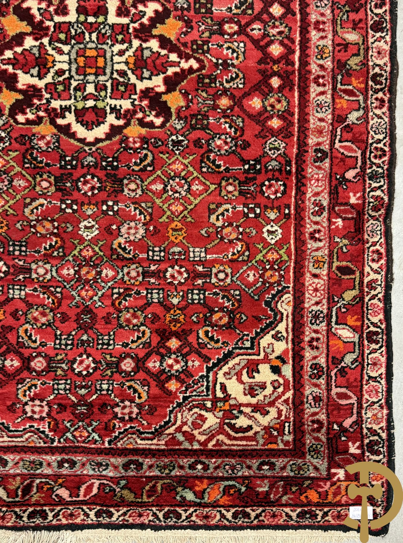 Drie oosterse handgeknoopte tapijten met bloemen- en vazendecor