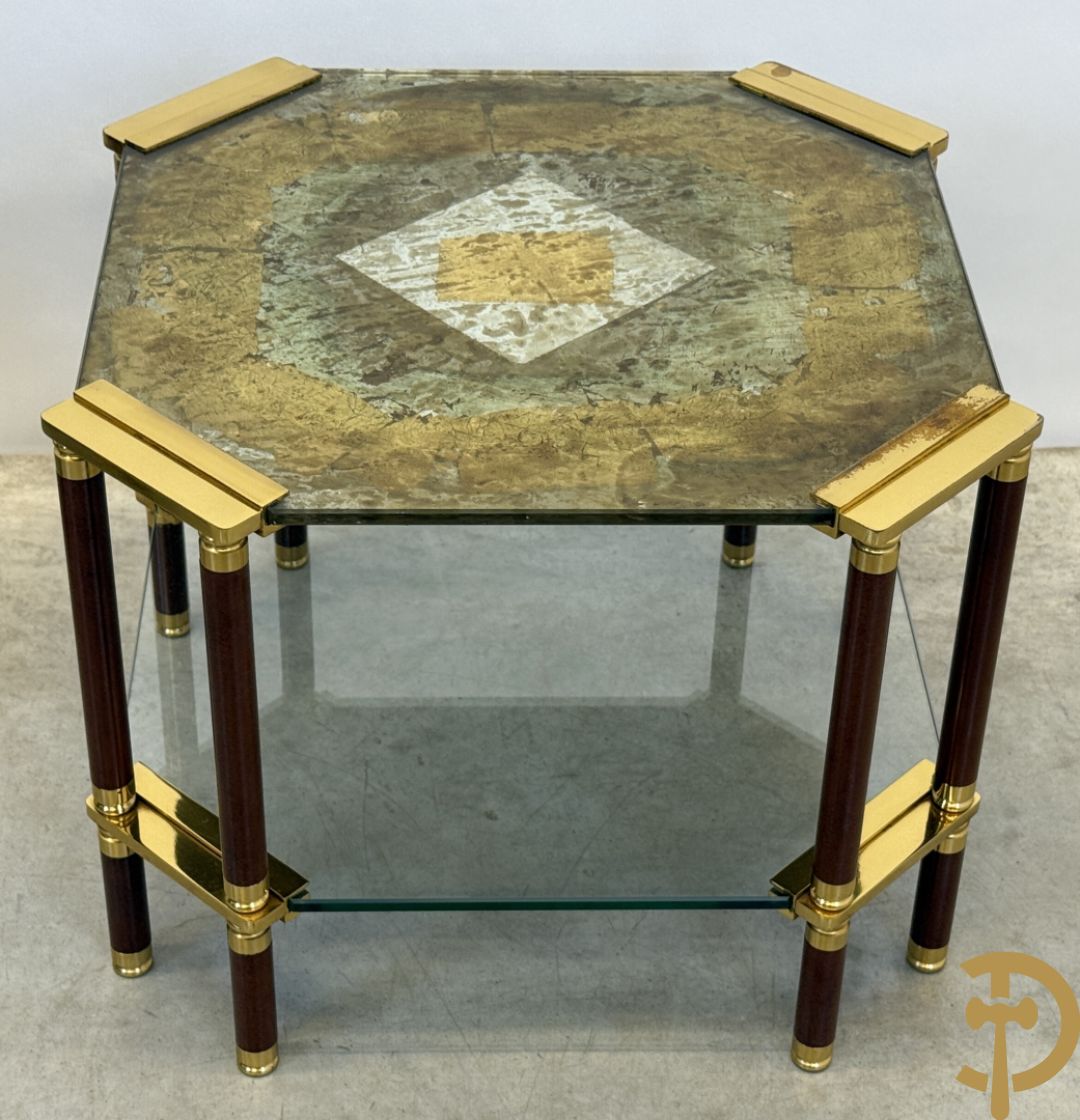 Vintage salontafel met geslepen glazen blad met bladgoud bewerkt op koperen voeten, Meersman Lucas getekend + 2 sidetables met geslepen glazen blad met bladgoud bewerkt op koperen voet, Meersman Lucas getekend + bijhorende lampadaire