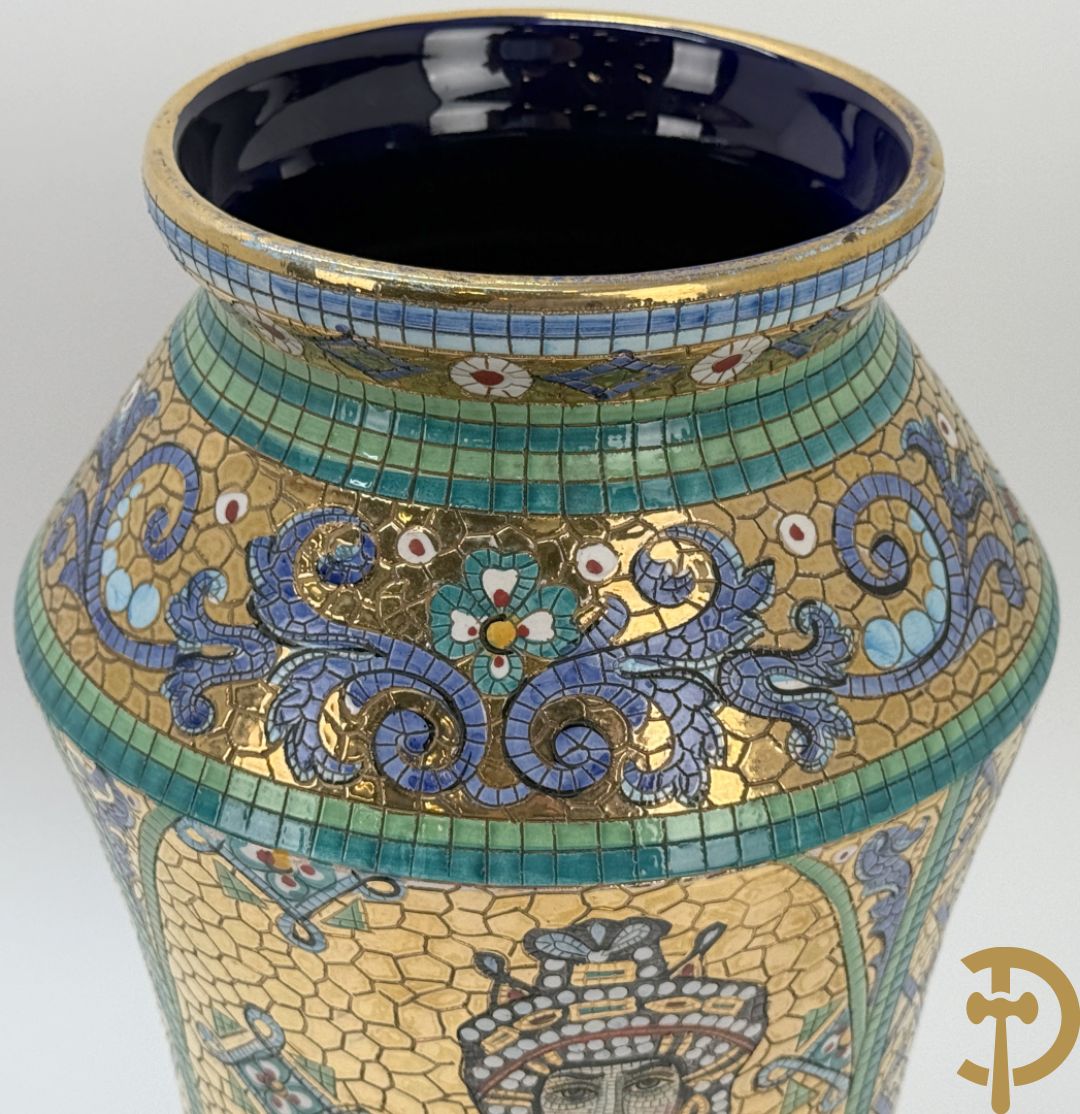 Twee Italiaanse vazen met verguld decor van personages en bloemenranken, Maioliche Deruta Italy 10005/45 en 10005/47