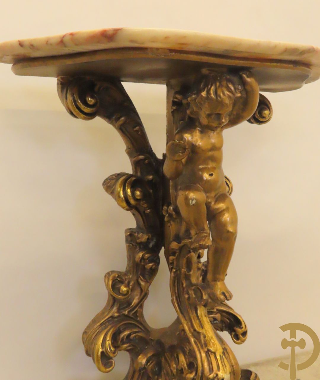 Twee vergulde consooltjes met cupido