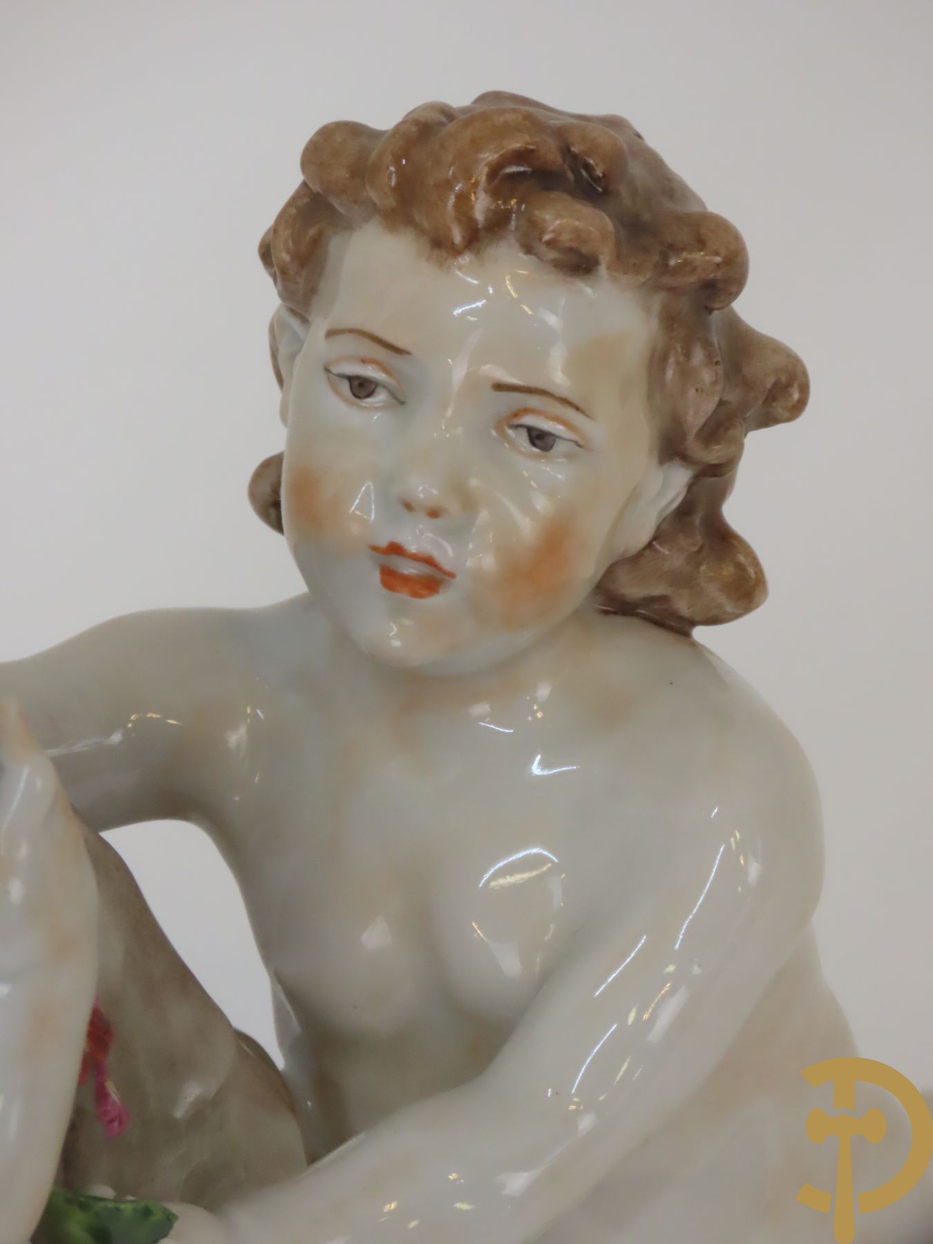 Twee porseleinen vijfarmige kandelaars met cupido