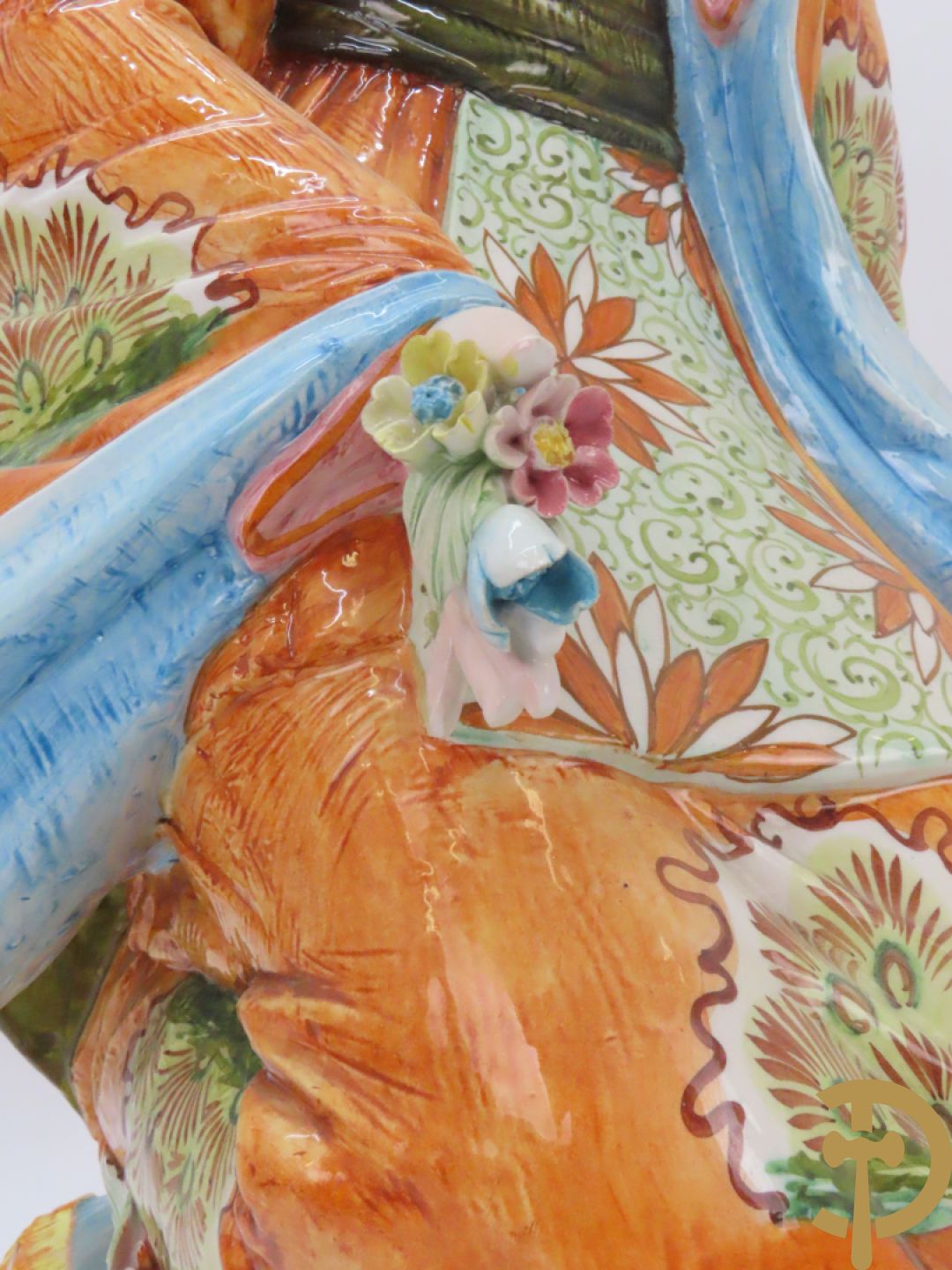 Twee Italiaanse beelden van oosterse dame met bloemen, getekend achteraan Polouioto en oosterse man met snaarinstrument in meerkleurige faience
