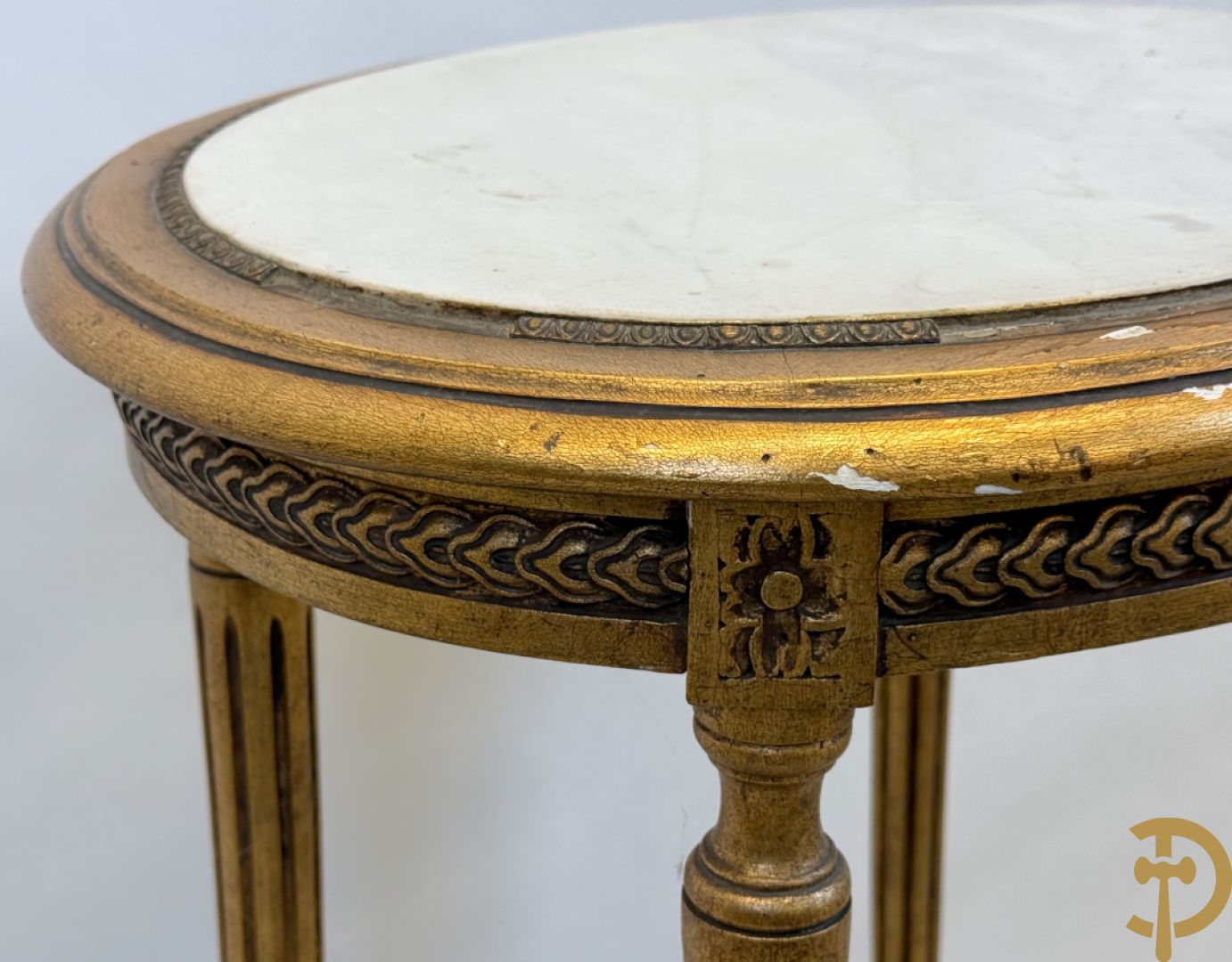 Vergulde bijzettafel Louis XVI stijl met wit marmeren blad op gecanneleerde poten