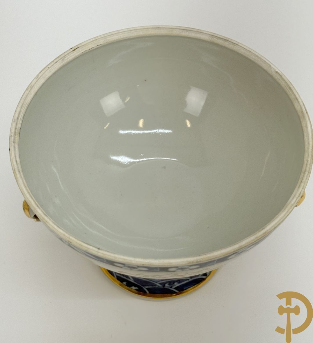 Chinese porseleinen coupe met deksel en vergulde oren