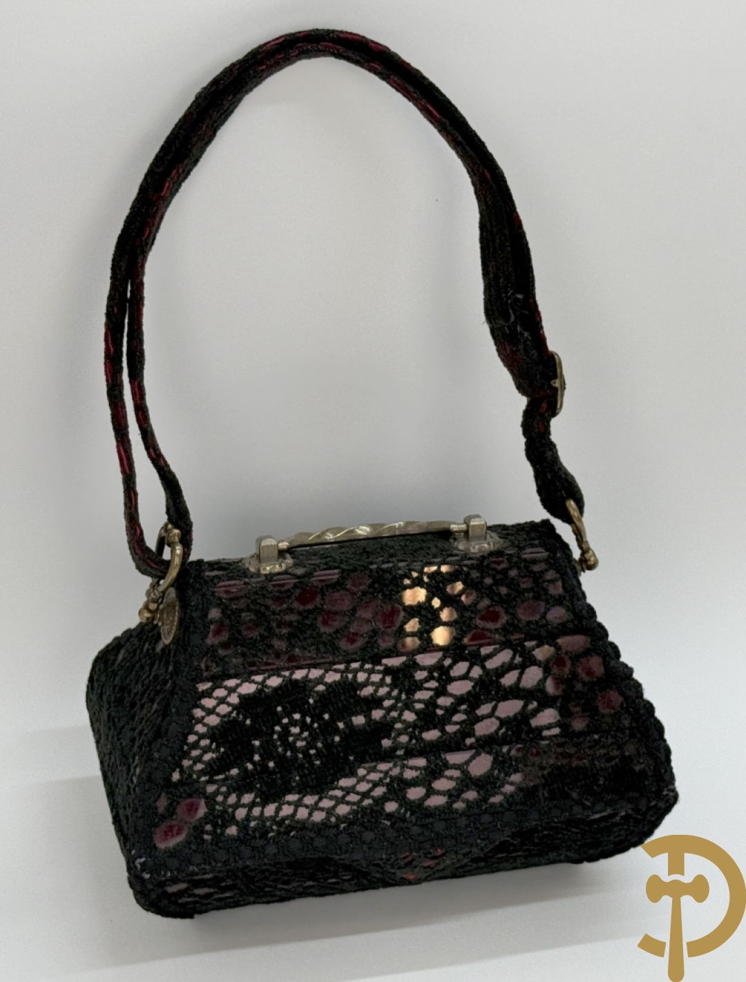 Pièce unique handtas van Wim Godderis met zwart haakwerk