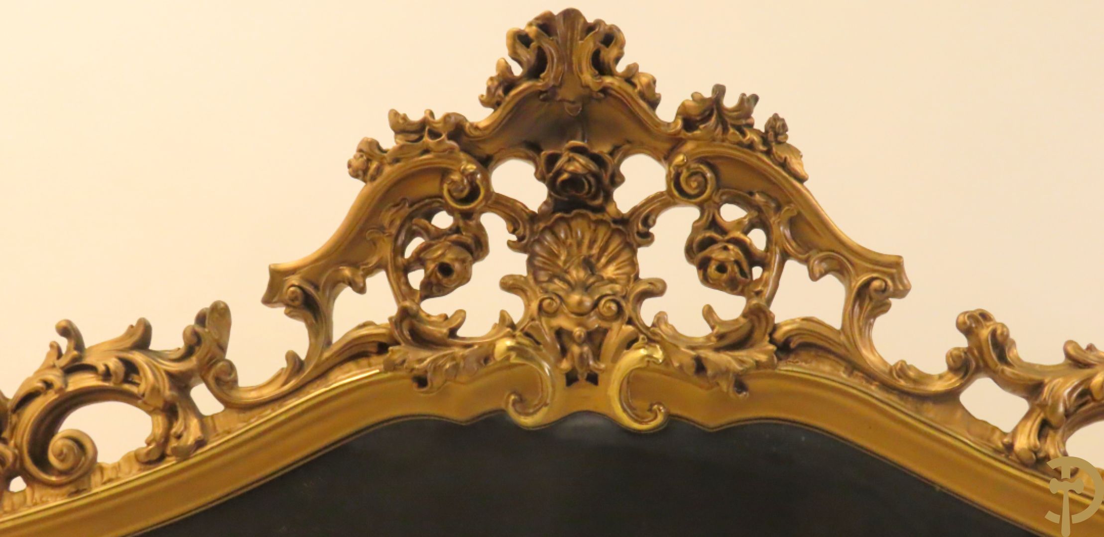 Uitzonderlijke vergulde Louis XV eetkamer bestaande uit vijfdeursdressoir met voluutvormige accanthusranken en rocailles, beschilderd met bloemenmotieven en centraal tafererel met hoornen des overvloeds + bijhorende spiegel vergulde tafel op voluutvormige poten met zes bijhorende stoelen + vitrine met accanthusranken en centrale deur, op voluutvormige poten