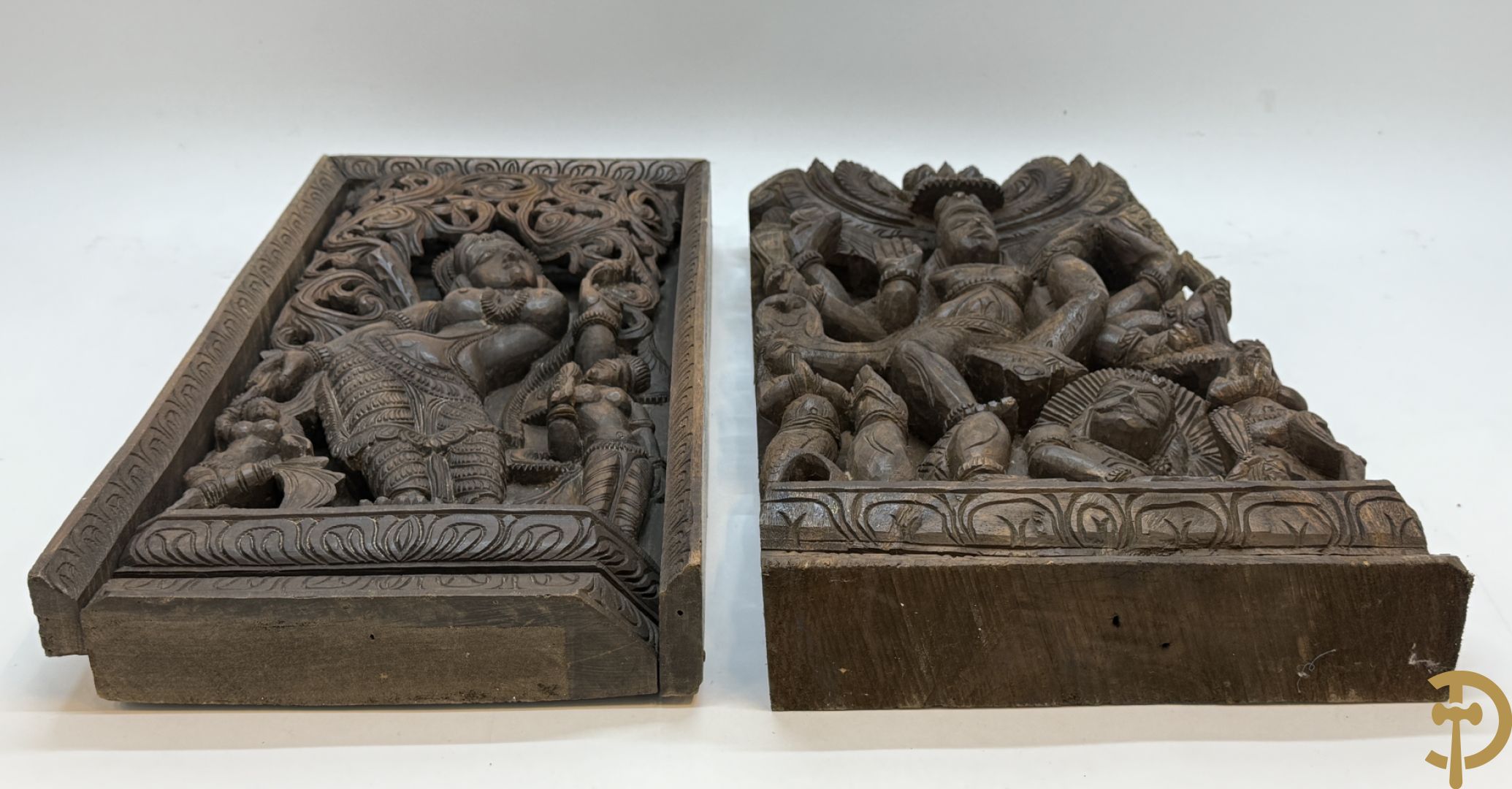 Paar Indische houtgesculpteerde basreliefs van geisha