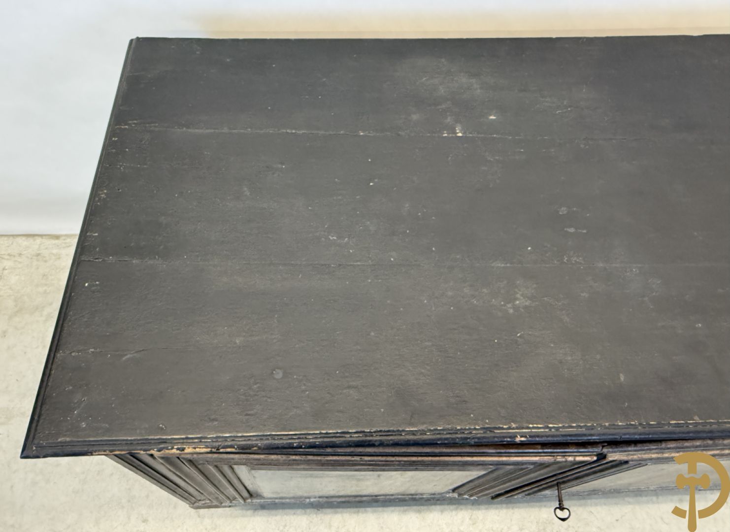 Gepatineerde tweedeursdresse met afgestoken panelen