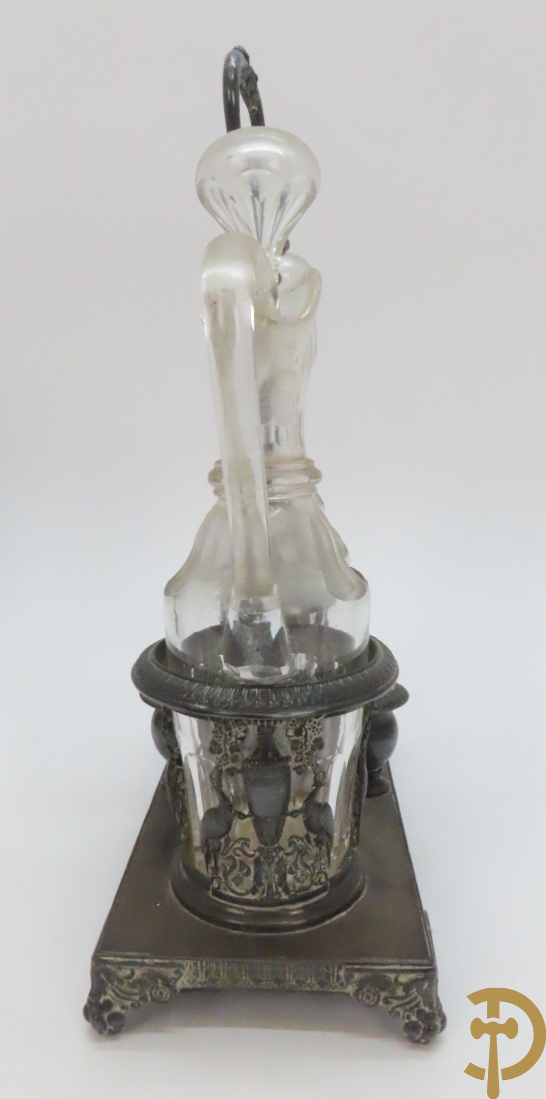 Twee decanteurs + olie- en azijnstel + 2 schenkkannen + twee-orig dekselpotje