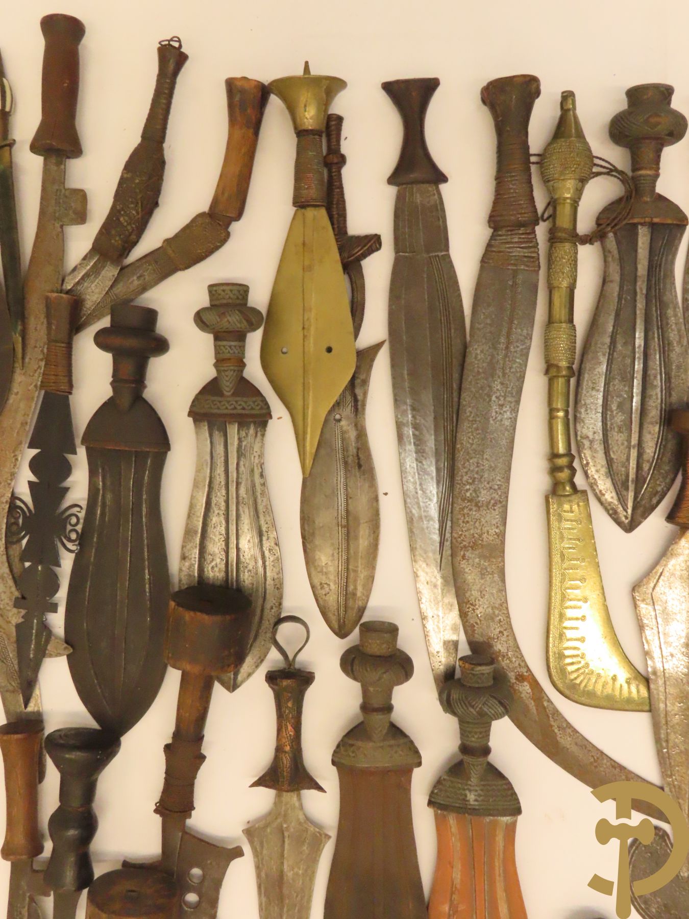Verzameling mooi bewerkte Afrikaanse machetes, messen, speren, bijlen e.a.