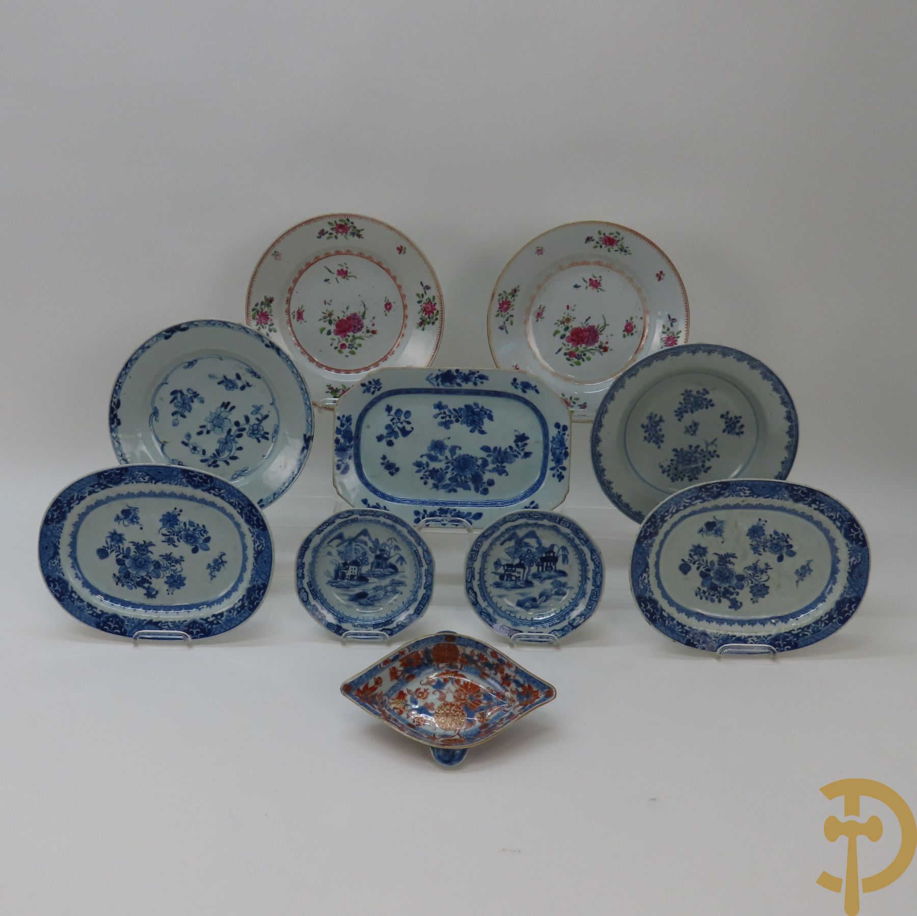 Drie Chinese schoteltjes in blauw/wit porselein met bloemendecor (1 met barst in buiging) + 2 diepe kommetjes met landschapsdecor (1 met barst in bodem) + 2 borden met bloemendecor + 2 borden met roze gekleurd bloemendecor + schaaltje in Imari porselein (kleine chip aan rand)