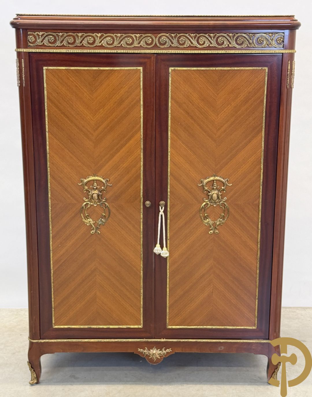 Notelaren tweedeurskast met bronsbeslag