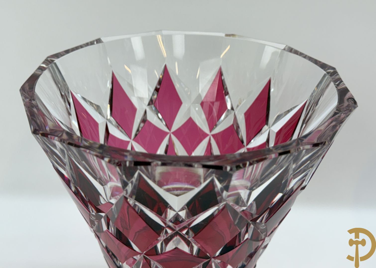 Gekleurde bolvormige kristallen handgeslepen Val-Saint-Lambert vaas, gemerkt 1197 + groene krsitallen Val-Saint-Lambert vaas + rode geslepen Val-Saint-Lambert vaas