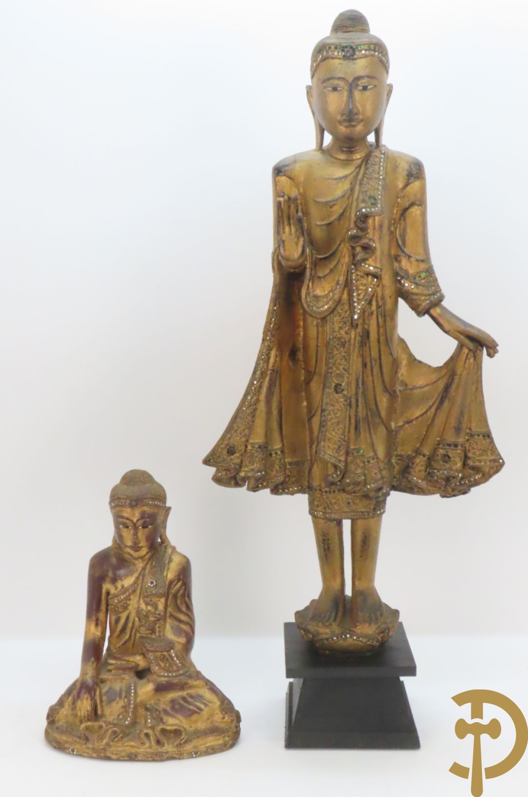 Grote staande vergulde houtgesculpteerde boedha +vergulde  zittende houten boedha met edelsteentjes