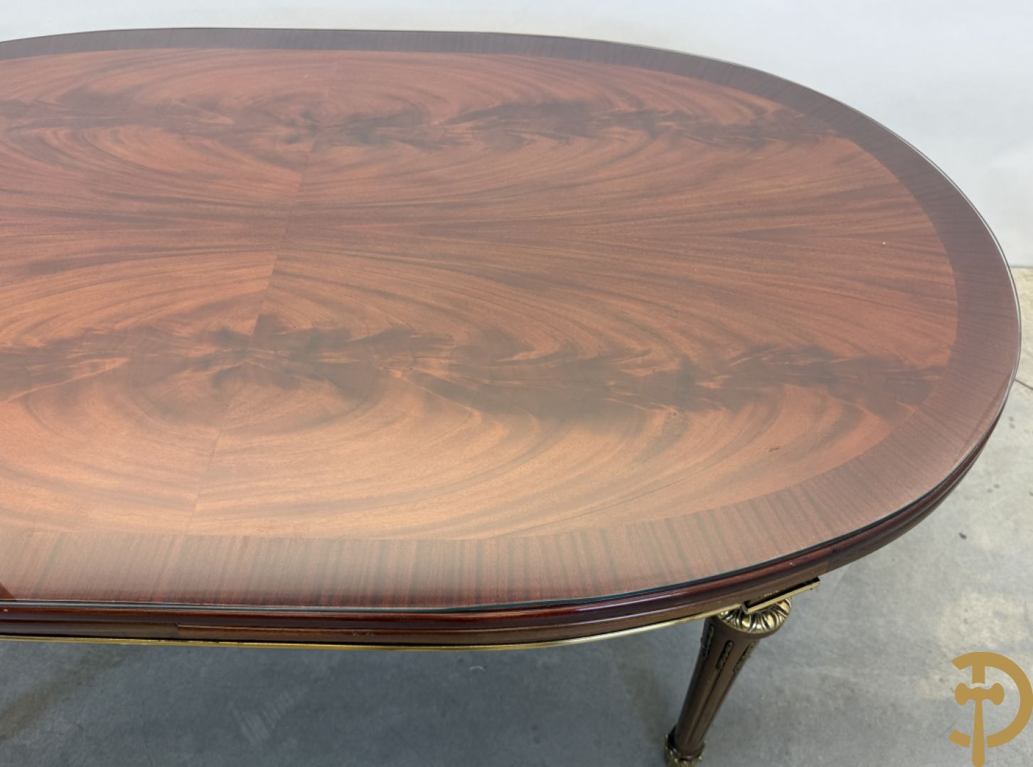 Ovale notelaren tafel bezet met bronsbeslag op gecanneleerde poten