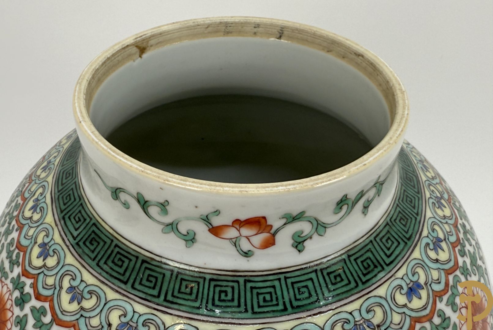 Chinese porseleinen dekselpotiche met bloemendecor