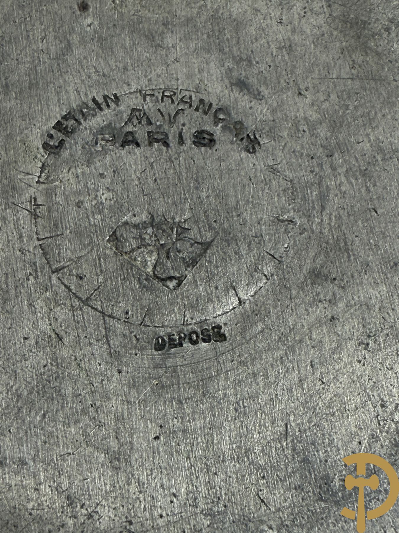 Verzilverde vaas met vogeldecor, Kayser gemerkt + 3 tinnen Art Deco vaasjes w.o. 1 gemerkt Hering + tinnen Art Deco inktstel