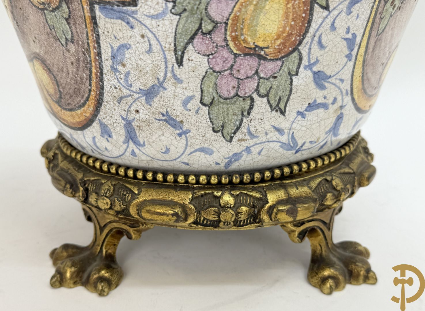 Dekselpotiche met decor van cupido in cartouche en bezet met bronzen ornamenten