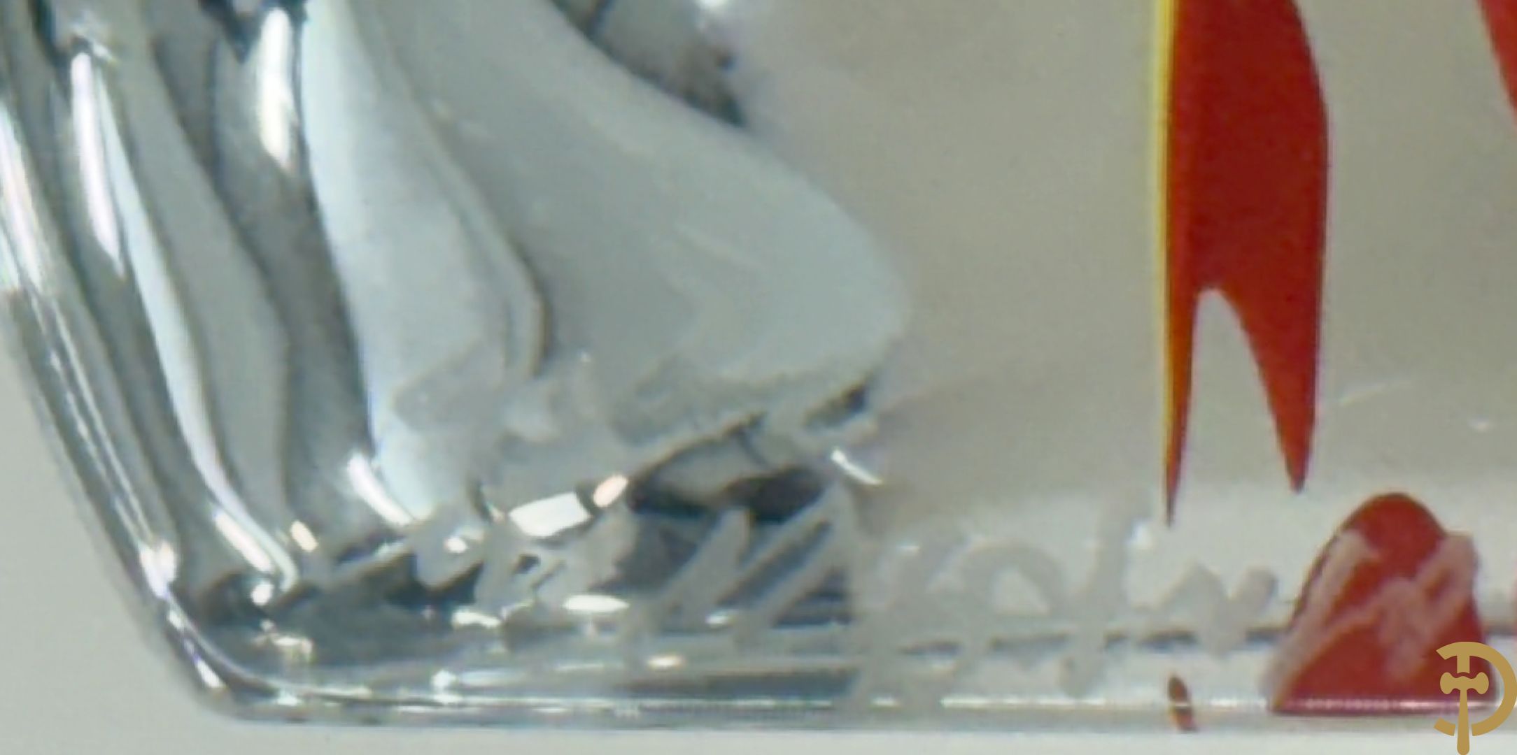 MAPSTEVENS getekend 2000 - Kristallen half bolvormig sierstuk met geel/rode motieven