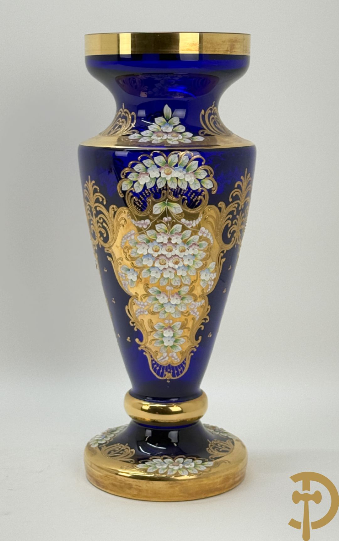 Grote Italiaanse blauwe glazen vaas met vergulde motieven en bloemen